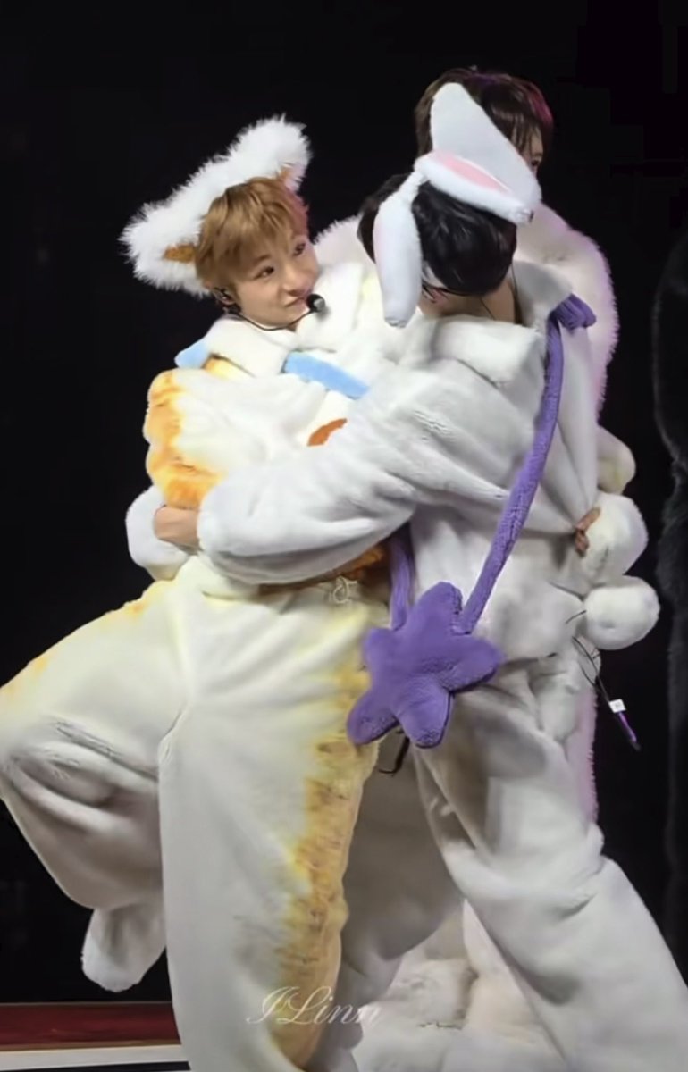 manimogoyushi's tweet photo. シオンくんをギュッてしてるユウシの手があまりにも尊くて大切で😭😭😭😭😭😭 https://t.co/gu90uVzOEE