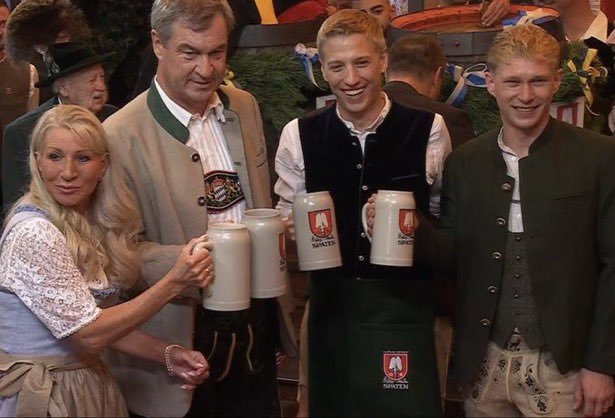 blume_im_revier's tweet photo. Das beste an der Wiesn is heuer, dass der Söder Maggus mit an Grünen Bürgermeister anstoßen muss. Und dann hat der auch nur zwei Schläge gebraucht ( ja, die Anzahl der Schläge ist wichtig. Bayern halt. )
Da schaut er scho a weng sparsam. 
Ich Liebs. https://t.co/fjU0Hb85et