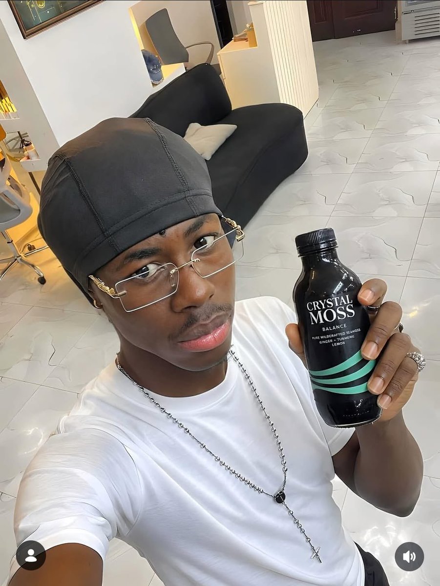 GuyMr10's tweet photo. Wizkid’s influence bro, brand that’s yet to be launched is everywhere already 😂🔥 https://t.co/ACBrd9bFtY
