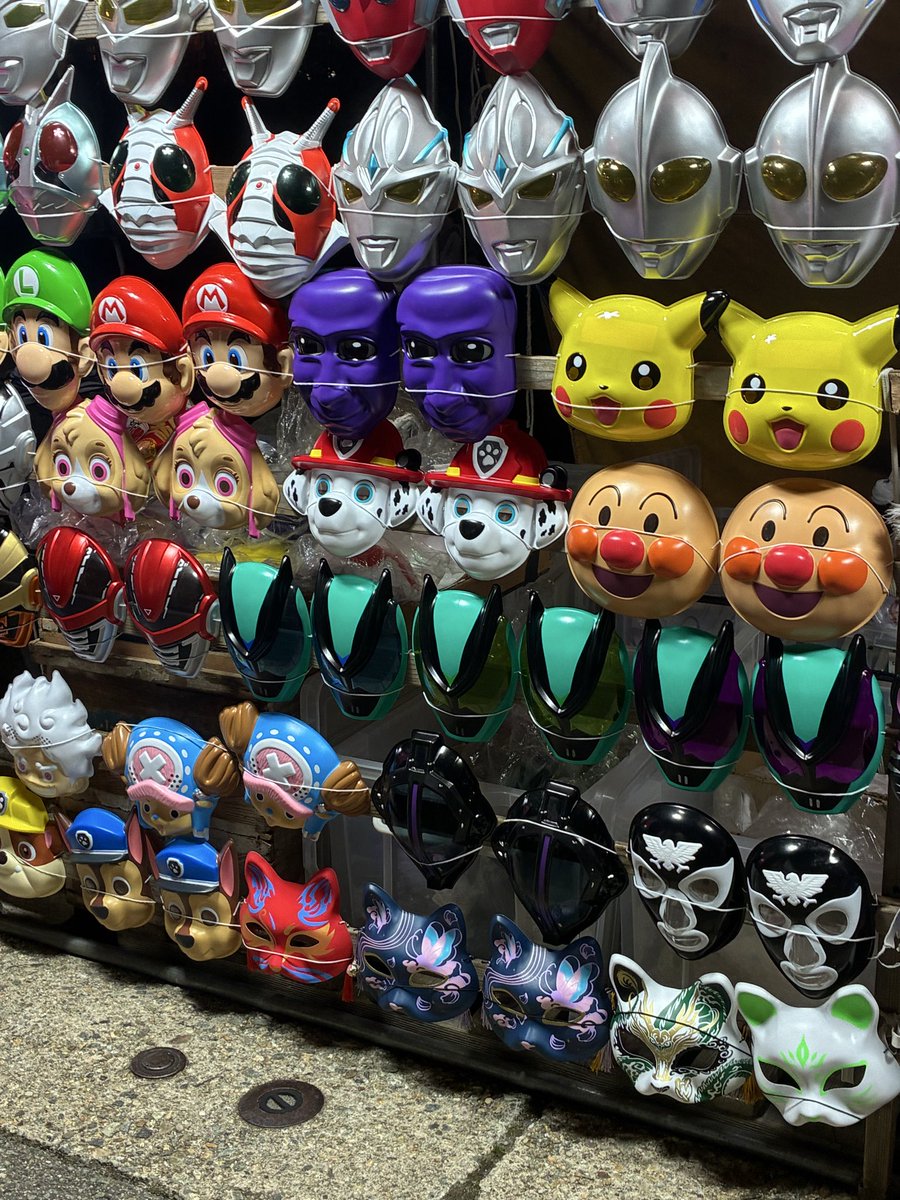 TEAKScocoa's tweet photo. 地元のお祭りに来て、お面屋さん見たら
まさかの青鬼のお面発見!∑(゜∀゜)
売ってるんだww
❤️💙早く続きみたい https://t.co/KR38yFRdaR