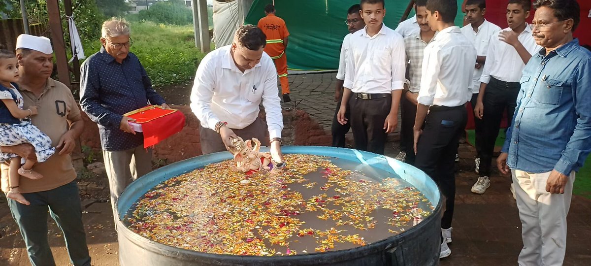 InfoNashik's tweet photo. #नाशिक
गणेशमूर्ती दानातून पर्यावरणपूरक गणेशोत्सवाला हातभार
‘लोकसंवाद’ उपक्रमातून जनजागृती
स्वच्छ, सुरक्षित, निर्मल व बारमाही गोदावरीसाठी नागरिकांनी पुढाकार घ्यावा
#लोकसंवाद२०२६ #गणेशोत्सव२०२६ #सेवासंकल्पअभियान२०२६
#BappaOrg #Ganeshotsav
@MahaDGIPR
@Bappaorg
@WeAreNashik https://t.co/Mk5gPOurNZ