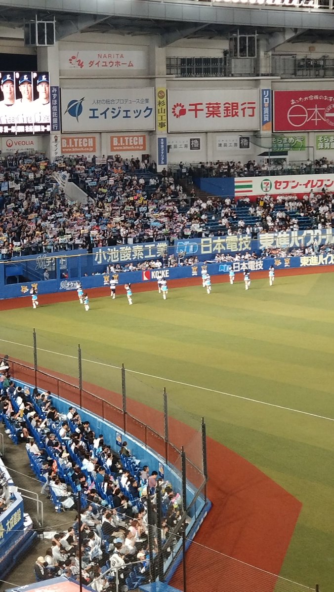 secret5136's tweet photo. bluelegendsじゃなくてアカデミーの娘?
どう見ても幼いし、2階席待機だし。
#seibulions https://t.co/53SOEgwXU7