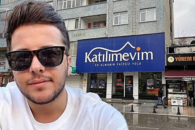 volkan_giritli's tweet photo. ‼️Foncu Geldi Hanımmm.. 1 Koyup 150 alacaksınız koşun...

📌Tera & Pusula ve Fonlar...

💢Vakti zamanında Afrika'nın bir köyüne bir adam gelmiş. "Bana Maymun lazım, getirdiğiniz maymun başına size 10 dolar öderim" demiş köylülere.

Köylüler şaşırmış, etraftaki ormanlar maymun dolu nasılsa, hemen ormana koşup maymun yakalayıp adama getirmeye başlamışlar. Getirdikleri her maymun için de şak diye 10 dolar ödeme almışlar.

Tabi birkaç gün içinde maymunlar azalmış. Adam bu kez getirilen maymun başına 20 dolar ödeyeceğini söylemiş. Köylüler maymun yakalayıp getirmeye devam etmişler, paralarını da almışlar.

Artık köyün etrafındaki ormanlarda hiç maymun kalmamış, adam bu kez maymun başına 50 dolar ödeyeceğini açıklamış. Köylüler başka köylere gidip maymun yakalamaya başlamışlar, hatta diğer köylerdekiler de maymun yakalayıp bizim köye getirir olmuş.

Böyle böyle maymunlar tükenmiş, Adam bu kez maymun başına 100 dolar ödeyeceğini açıklamış. Ama ortada maymun yok ya, "ben birkaç gün şehre gideceğim, siz yakaladığınız maymunları getirin yardımcım ödemenizi yapsın" demiş.

1 Maymun 100 dolar ama ortada maymun yok. Tabi kazanılan para çok tatlı. 
Bu sırada adamın yardımcısı köylülerin yanına gitmiş.
"Patron burada yok, isterseniz ben size kafesteki tüm maymunları tanesi 75 dolardan vereyim, 2 gün sonra patron gelince ona 100 dolardan satarsınız" demiş.

Köylüler kabul etmiş, daha önce patrona sattıkları ne kadar maymun varsa hepsini 75 dolardan almışlar. Yardımcı parayı alıp gitmiş, salak köylüler de patronun gelip onlardan 100 dolara maymun almasını beklemiş durmuşlar...

İşte Pusula & Tera fon hikayesi budur. 40 Liralık Destek Finansı 1000 liradan alanlar, 50 Liralık Özata'yı 2000'den alanlar, 20 liralık Odine'nin 1500'lere çıkmasına tav olanlar, bunların hepsi maymun yakalayıp patrona satıp zengin olmaya çalışan köylülerdir.
#bist #bist100 #teraportföy #Katılımevim #cumartesi #fonlar #battık #ekonomi #varlıkfonu #bist30 #dstkf #ozatd #trhol #tera #odine #gundg #hedef #ieyho #ktlev #pekgy #anele #bigen #pusula #TeraFonMağdurları