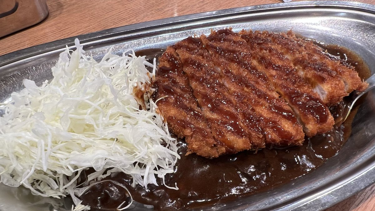 rakuda1978's tweet photo. 20年ぶりくらいのゴーゴーカレー！
昔初めて行った秋葉原で何食うたらええかわからず、とりあえず目を引いて入店したのがゴーゴーカレー（だった気がする）
(*´ω`*)キャベツがカレーによく合ってたと記憶してましたが、今日もやっぱり美味かった。 https://t.co/vlOzjhvvPJ