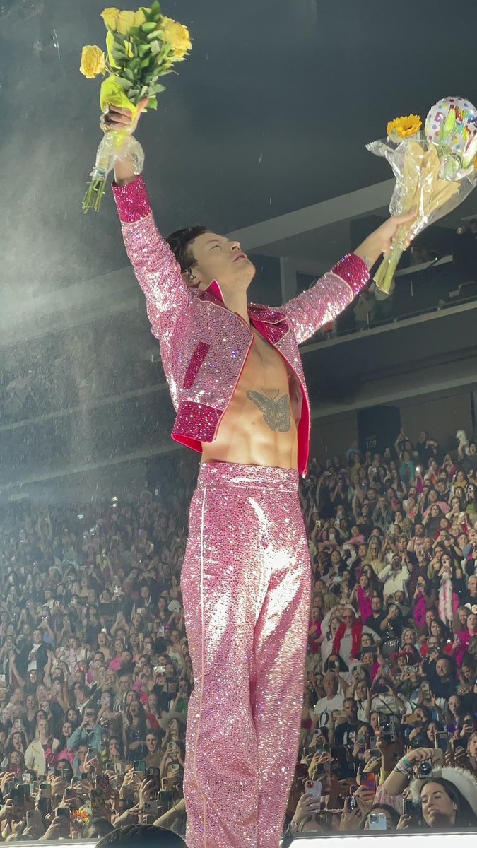 shortsrry67's tweet photo. Outfits harry has worn that live rent free on my head https://t.co/QlhtgynLPh