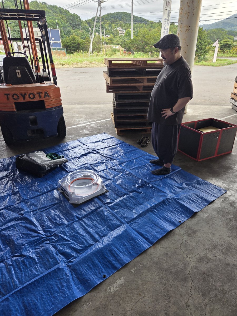 PKN8p9HXwbFKkEr's tweet photo. 余市えんにちマルシェの会場、「合同青果物卸売市場」さんへ、とうとしさん来たる。
ベイブレード交流大会の現場確認をしてもらいました。

今はフォークリフトとパレット置き場ですが、10/11はベイブレード特設野外ブースとなります！

さらに農園視察まで😁

#ベイブレードX https://t.co/eY9dWDWYO2