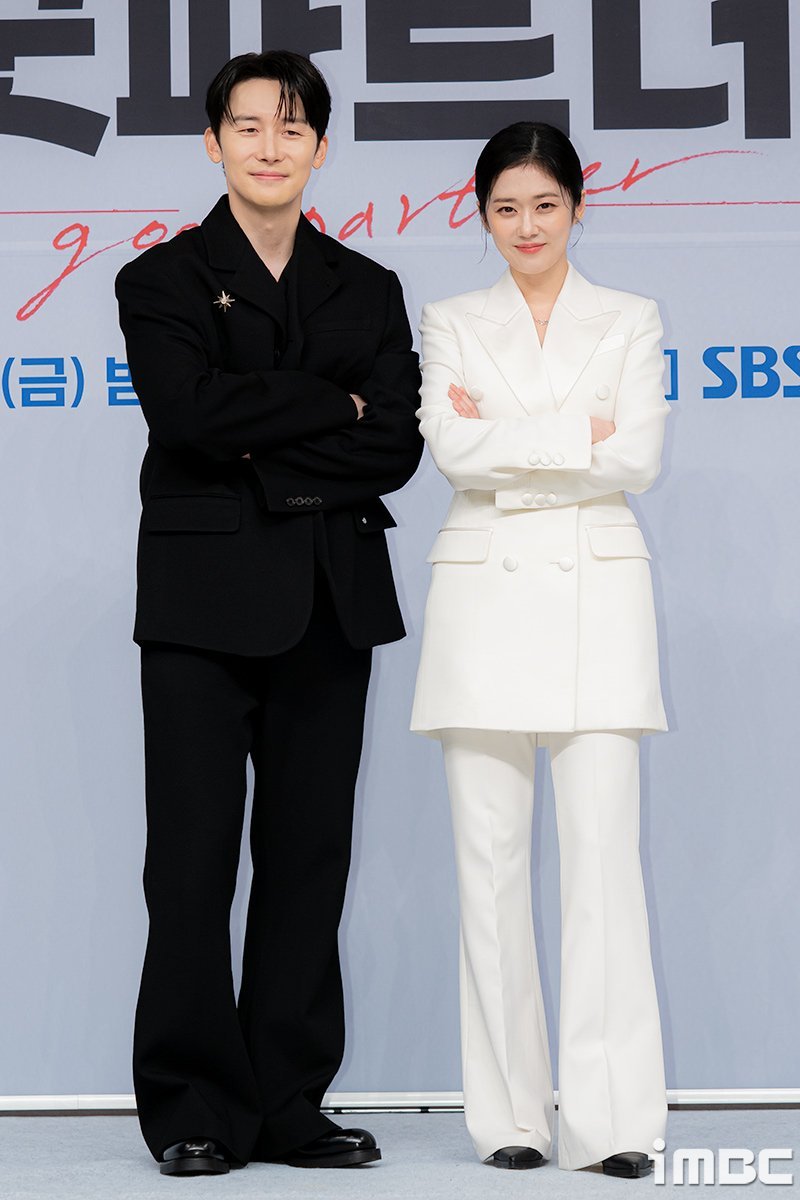 vibes0318's tweet photo. Jang Nara sent a coffee truck to Kim Junhan on the filming set of his new drama. 

Nara: “The only thing I could do for my hoebae who is always hectic/scatterbrained was to bring him coffee.
Forever good partner, Kim Junhan” 😭

Junhan: “There's no one like sunbae Eunkyung” 😭 https://t.co/WGTMpbGkcv