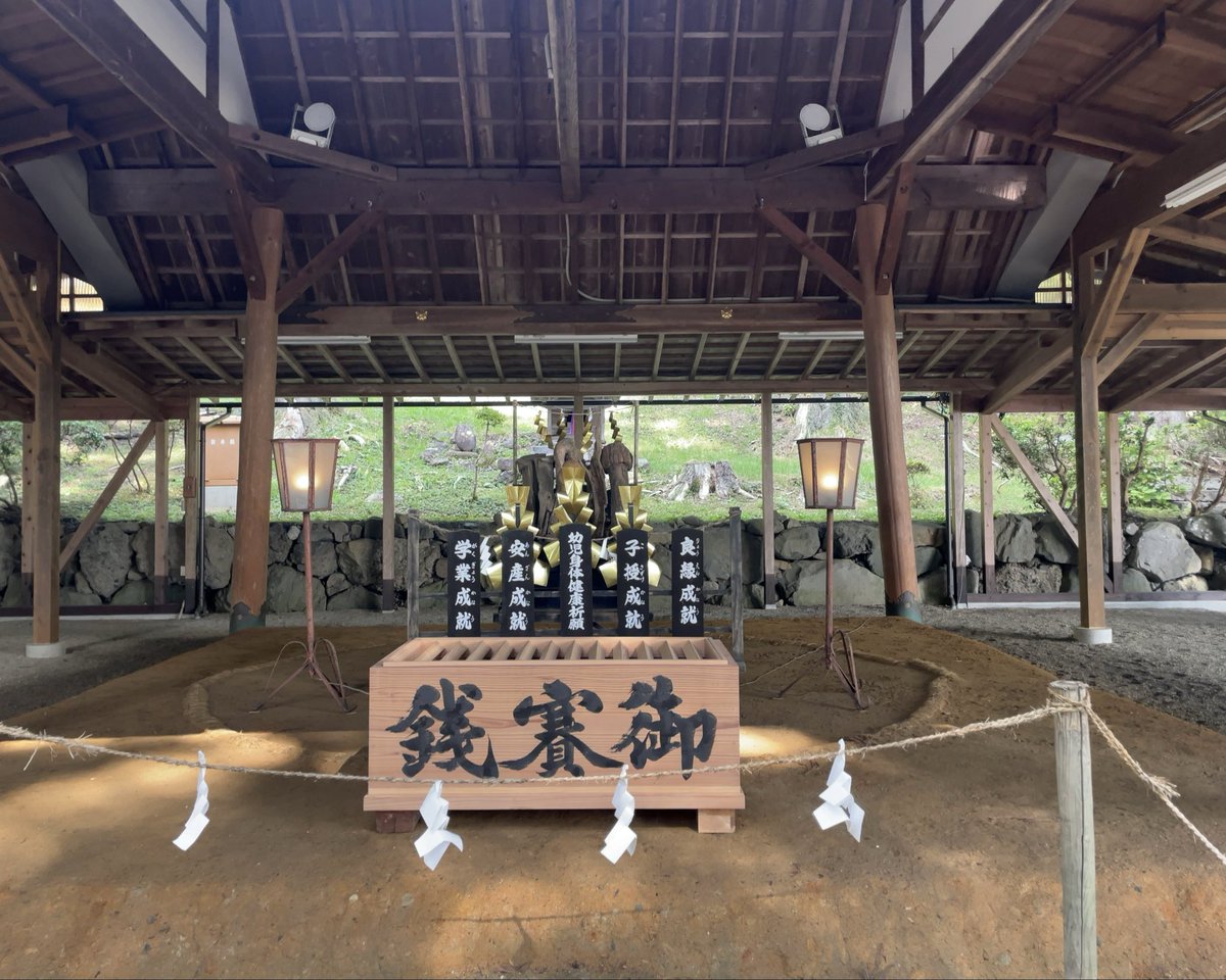 kujyaku8's tweet photo. 先日の岩手旅、遠野→���巻へ移動。
歴史のある聖地 成島三熊野神社・毘沙門堂を参拝。泣き相撲が行われる土俵が立派だった。お目当ては宝物館におられる重文の兜跋毘沙門天立像。平安中期の作品とみられ高さが5m近く、ケヤキ一本彫成仏として日本一。迫力があった。撮影不可なので、ブロマイドを購入。 https://t.co/wqt6B07xFX