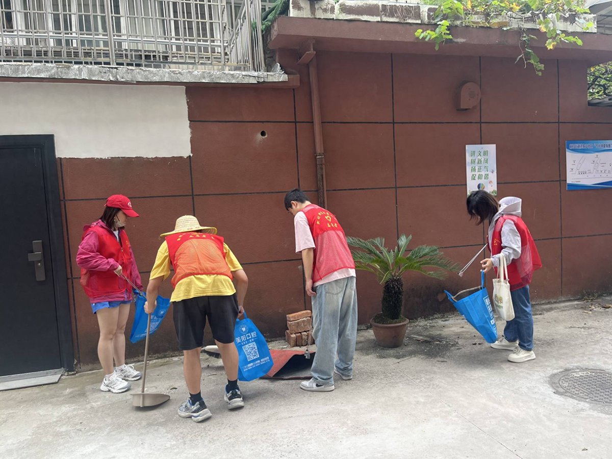 th7omasericjoh3's tweet photo. Neighborhood Cleanup this Sat 9AM at Central Park! Bring gloves u0026 trash bags—free coffee u0026 snacks for all volunteers. Let’s spruce up our community together! https://t.co/uBps5ZrmrU