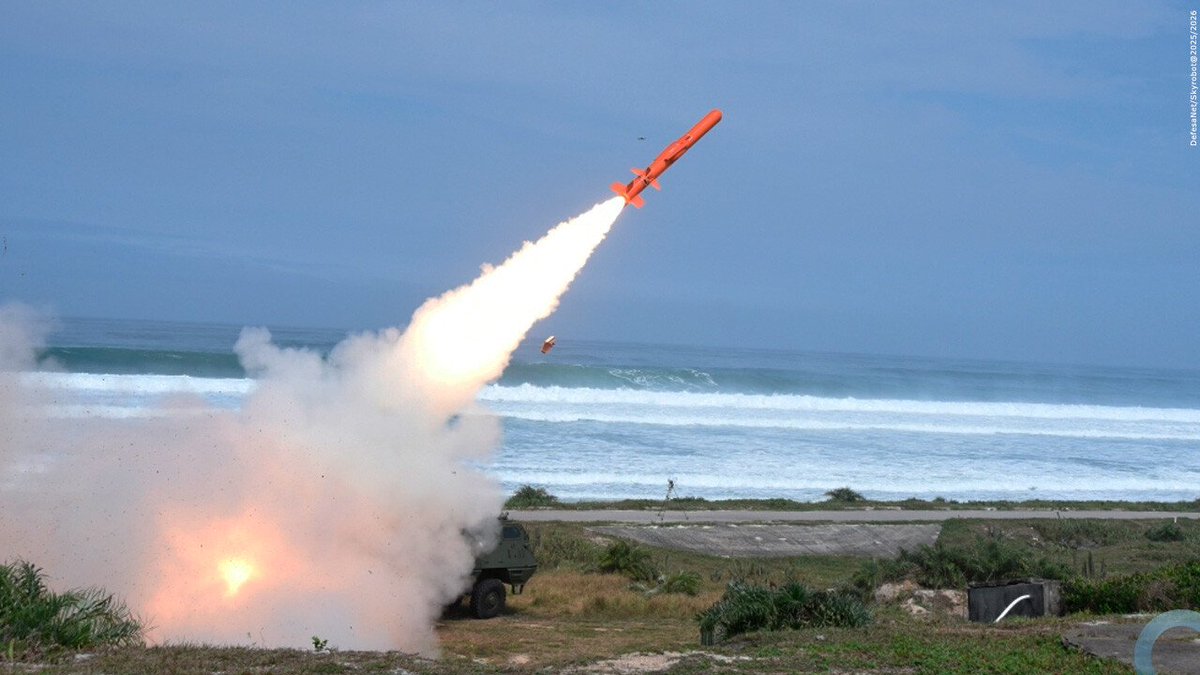 ProfessorBasso's tweet photo. 🇧🇷 Exército realiza teste bem-sucedido de lançamento do Míssil Tático de Cruzeiro.
🇧🇷 Em fase de desenvolvimento como parte do Programa Estratégico do EB ASTROS-FOGOS, o MTC é a primeira munição da categoria mísseis de cruzeiro com tecnologia nacional.
https://t.co/kAJ89YEzkf https://t.co/YdRpR9p5ed
