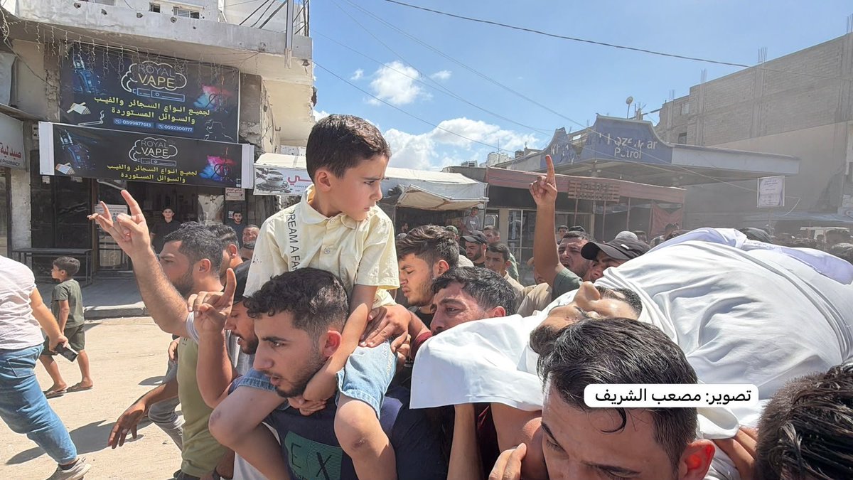 AnasAlSharif0's tweet photo. صور من تشييع جثمان الشهيد الشاب بصير البرش الذي ارتقى بقصف طائرات الاحتلال في محيط منزله شمالي غزة .

الوالد الدكتور يؤدي صلاة الجنازة على نجله الشهيد
والطفل المحمول على الأكتاف نجل الشهيد بصير https://t.co/Q89pelCXnD