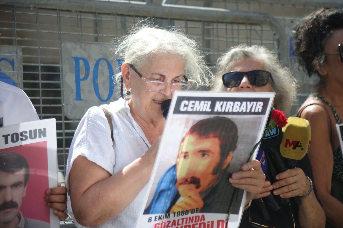 CmrtesiAnneleri's tweet photo. 1121. haftamızda,  zamanın kalkan olarak kullanıldığı  örneklerden biri olan Cemil Kırbayır’ın akıbetini sormak için buradayız.
#CumartesiAnneleri1121Hafta https://t.co/ix92MJ4fBG