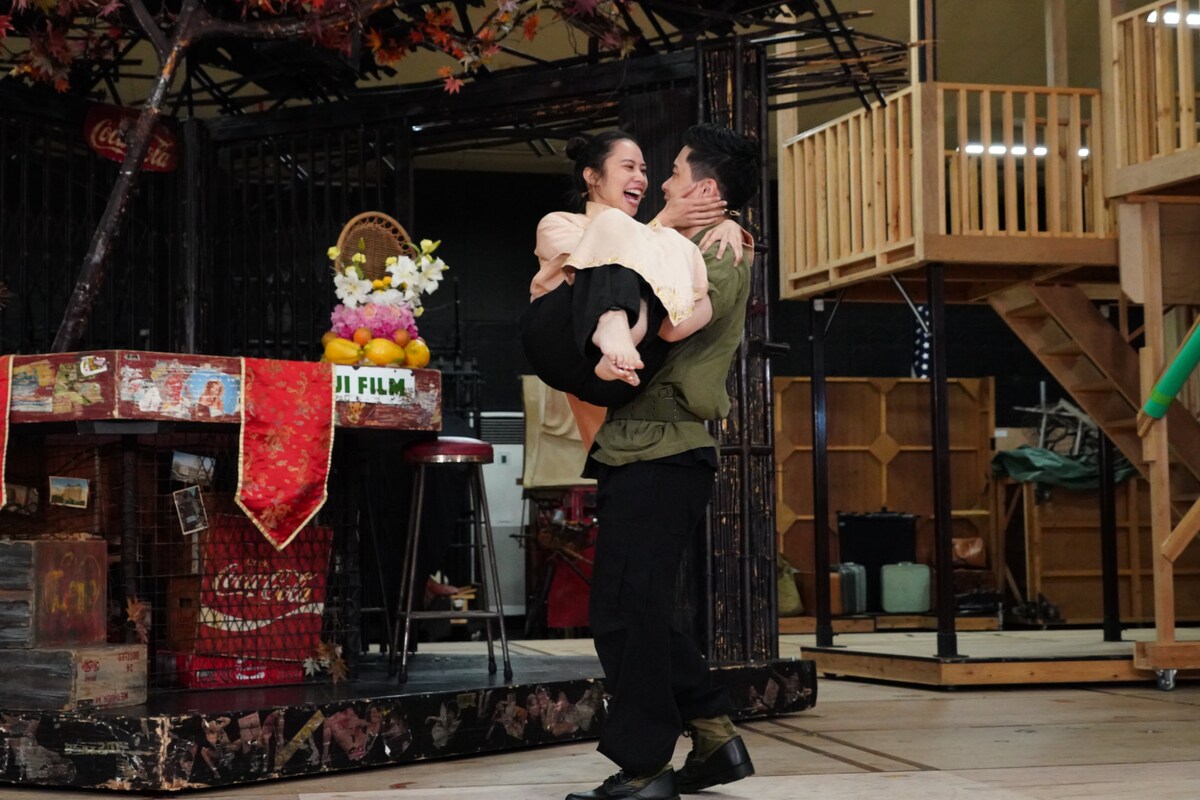 stage_natalie's tweet photo. 【稽古場レポート】駒田一・東山義久・桐山照史ら出演、「ミス・サイゴン」公開稽古でキャスト陣熱唱
https://t.co/x4d1D9MECO https://t.co/7NEjdy7nhS