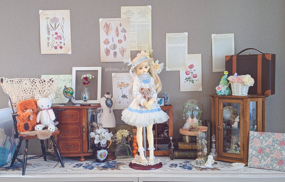 doma_doll's tweet photo. ずっと壁寂しいな〜と思ってたので100均で買ったまま放置してたインテリアペーパーはりつけた🙌 https://t.co/Zpjrgd15v1