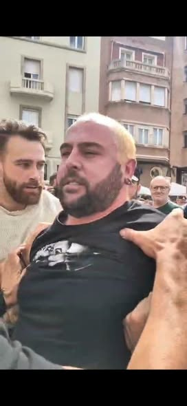 pepeluspain's tweet photo. Se llama Josep Sancho i Masip, es el energúmeno que ayer se abalanzó contra Santiago Abascal en Tarragona para agredirle y escupirle.
Al catalufo éste, le daba hasta debajo de la lengua ¡ https://t.co/yq5c9MnGl8