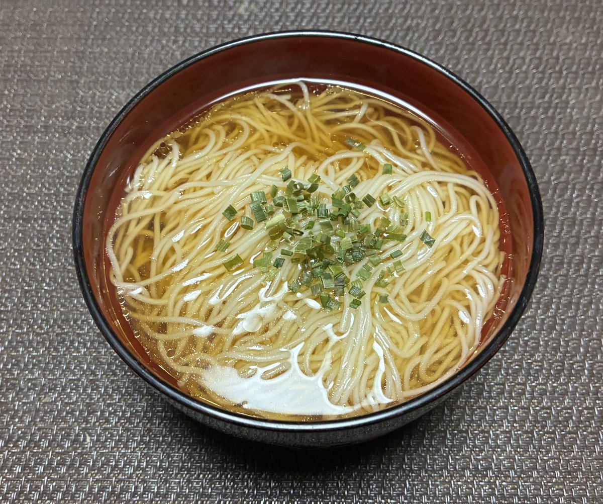 halugohan's tweet photo. 本日はあまり素麺の醤油ラーメン風に仕上げました🍜それでは頂きます🙏 https://t.co/X4AsYJzxdO