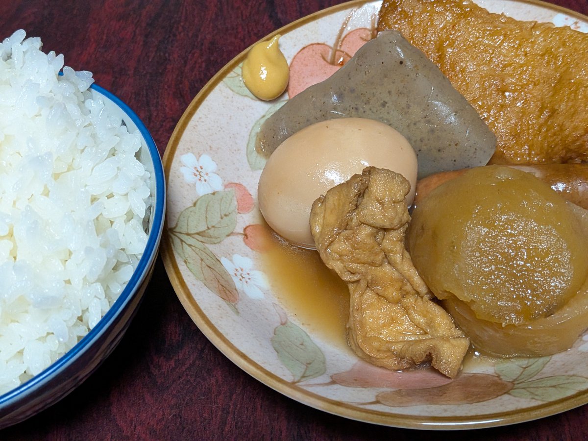 tosacky_'s tweet photo. 今日も一日、お疲れさまでした🐣
晩ご飯は、昨日から仕込んでたおでん🍢
大根も味が染み染み(   ¯꒳¯ )｡ｽﾝ
#晩ご飯
#おでん🍢 https://t.co/iaUFoc0dpB