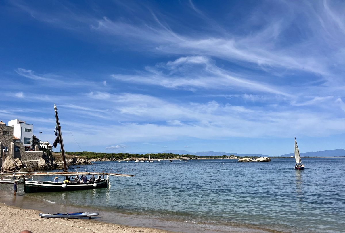 llibreriavitela's tweet photo. Dissabte de Festa de la Sal, de l’Escala. 
I com que també ha començat @LaSetmana, repassem la premsa amb Núvol, que teniu a la vostra disposició a Vitel·la per gentilesa de @nuvol_com 📚🌊 https://t.co/M5xoBe5u3g