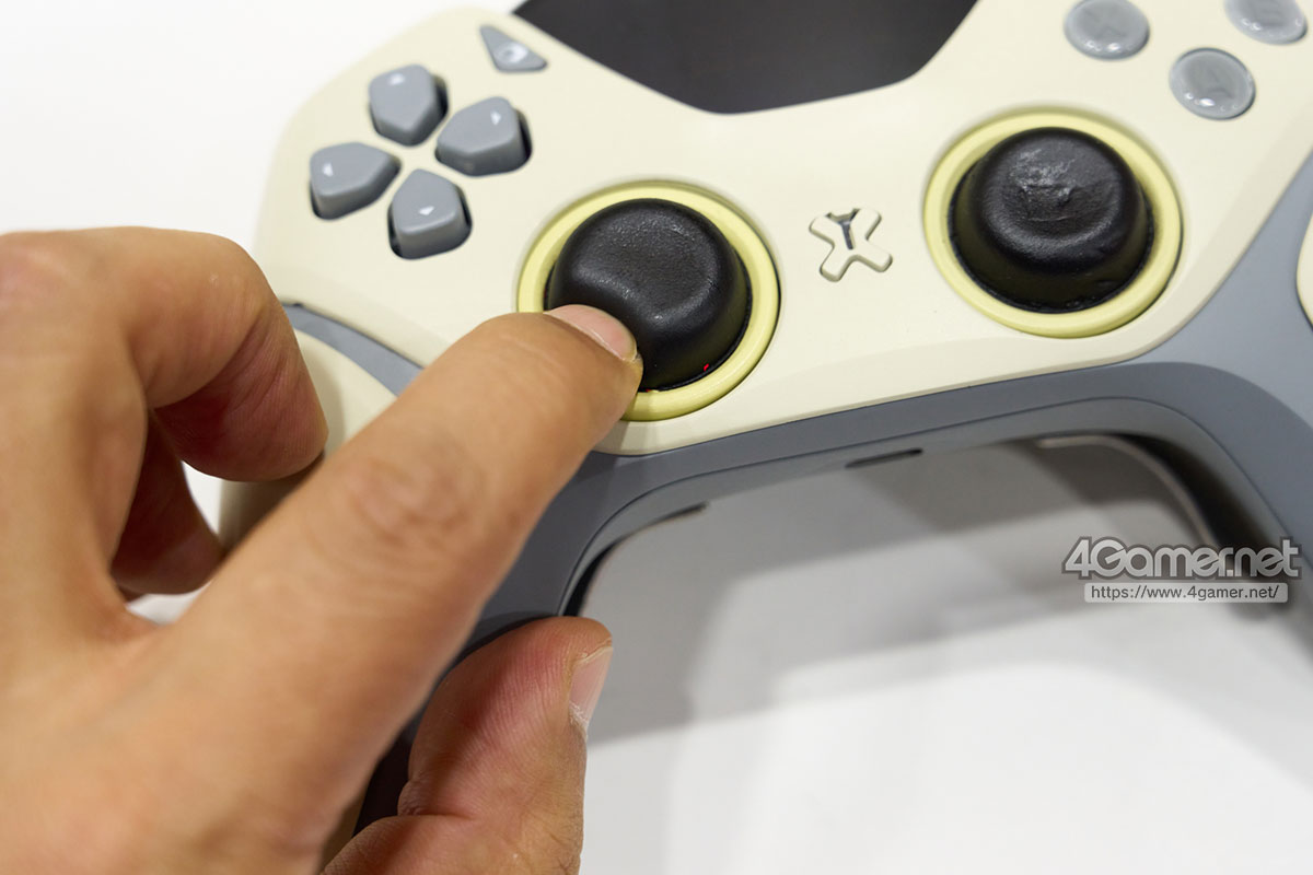 4GamerNews's tweet photo. ゲームパッドのアナログスティックから軸を取ったらどうなる？ “ぐにぃ”という感触が心地いいAxisray Labの「BASH」を試す［TGS2026］
https://t.co/UNTOcIcBV4

通常のゲームパッドとは少々異なる操作感が特徴的で，非常に面白い製品だ https://t.co/huwRSZd6eJ