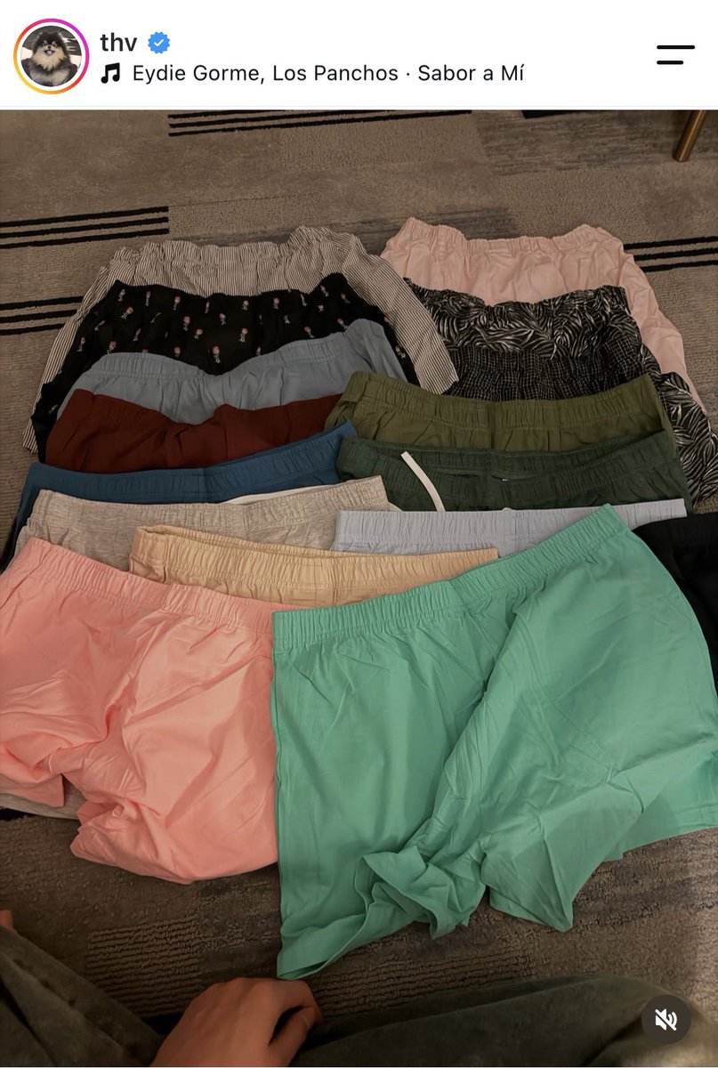 taetwinkle's tweet photo. na para bang online seller siya ng shorts from bkk😭 https://t.co/0q4Xy011Md