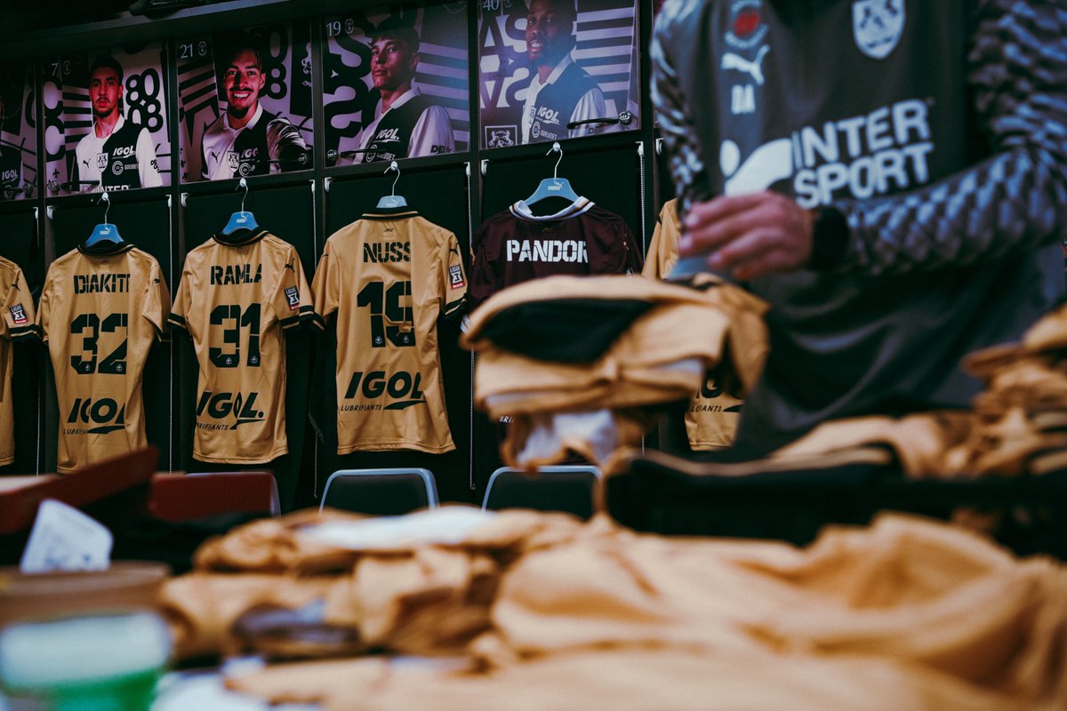 AmiensSC's tweet photo. 👕 💛 Aujourd’hui, nos Amiénois porteront la tenue OR pour soutenir LÉNA - For Her Memory et la lutte contre les cancers pédiatriques ! #ASCUSO #TeamASC https://t.co/unii7USlSi
