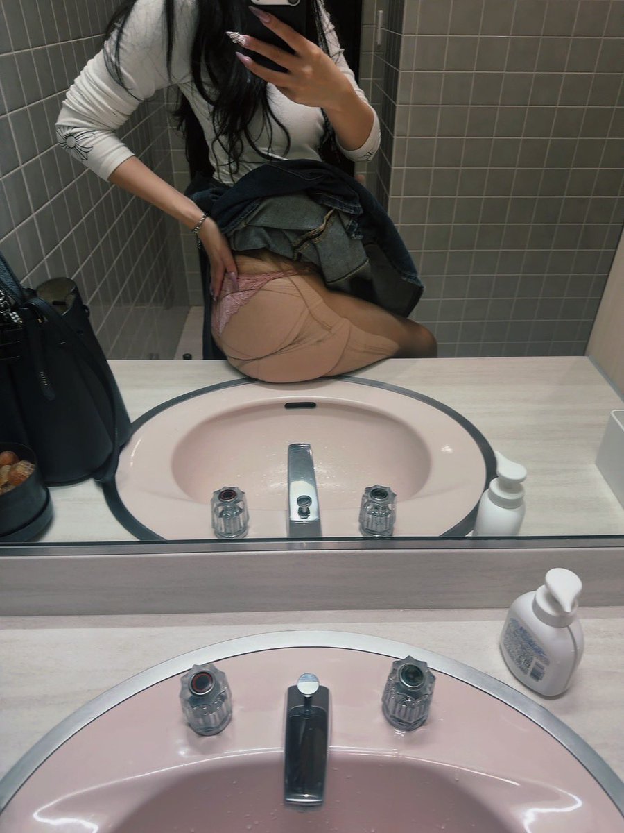 pantyhosehikari's tweet photo. なんでこんな破れ方になったんだ😂お尻大きくなりすぎ⁉️ https://t.co/PVvPl0XCsV
