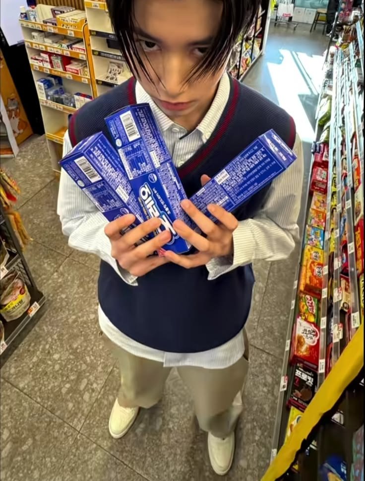 4sholilie's tweet photo. louis being the cutest person ever https://t.co/8L9PZCY3nq
