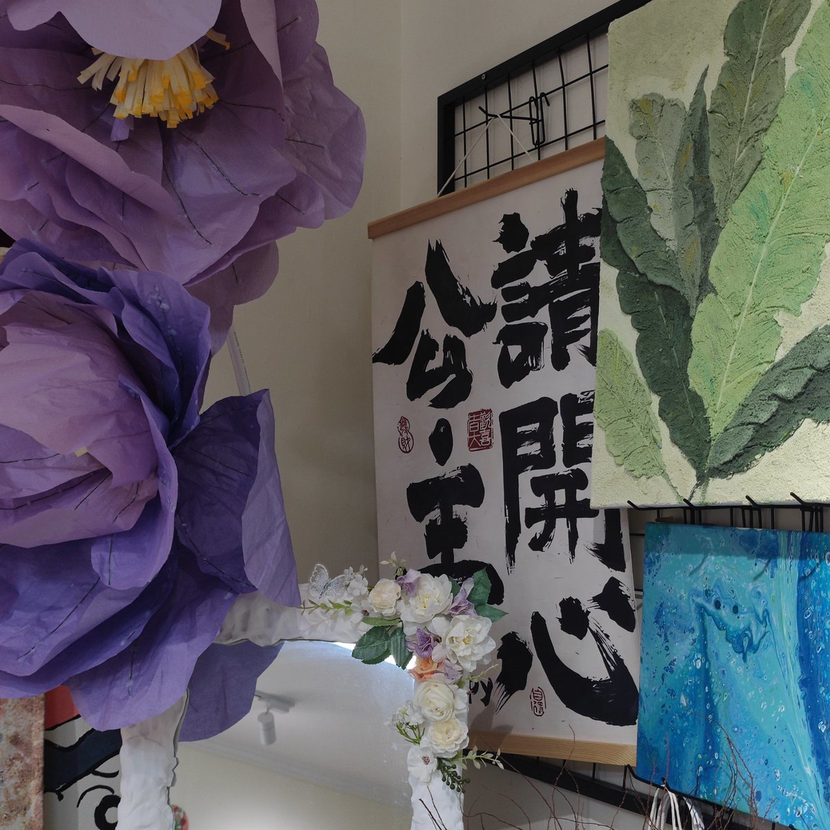 AlinaStvr's tweet photo. Immerse in tactile oil paint strokes at today’s pop-up art jam—snag a free mini canvas and meet local creatives! https://t.co/BevkQ1P53T