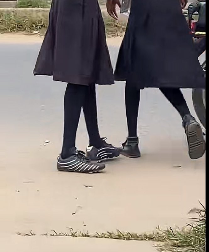 _Mr_Richard's tweet photo. Principal seized my Sister’s sandal so she wore my soccer boot to school the next day😭 https://t.co/GQA9UrG7s6