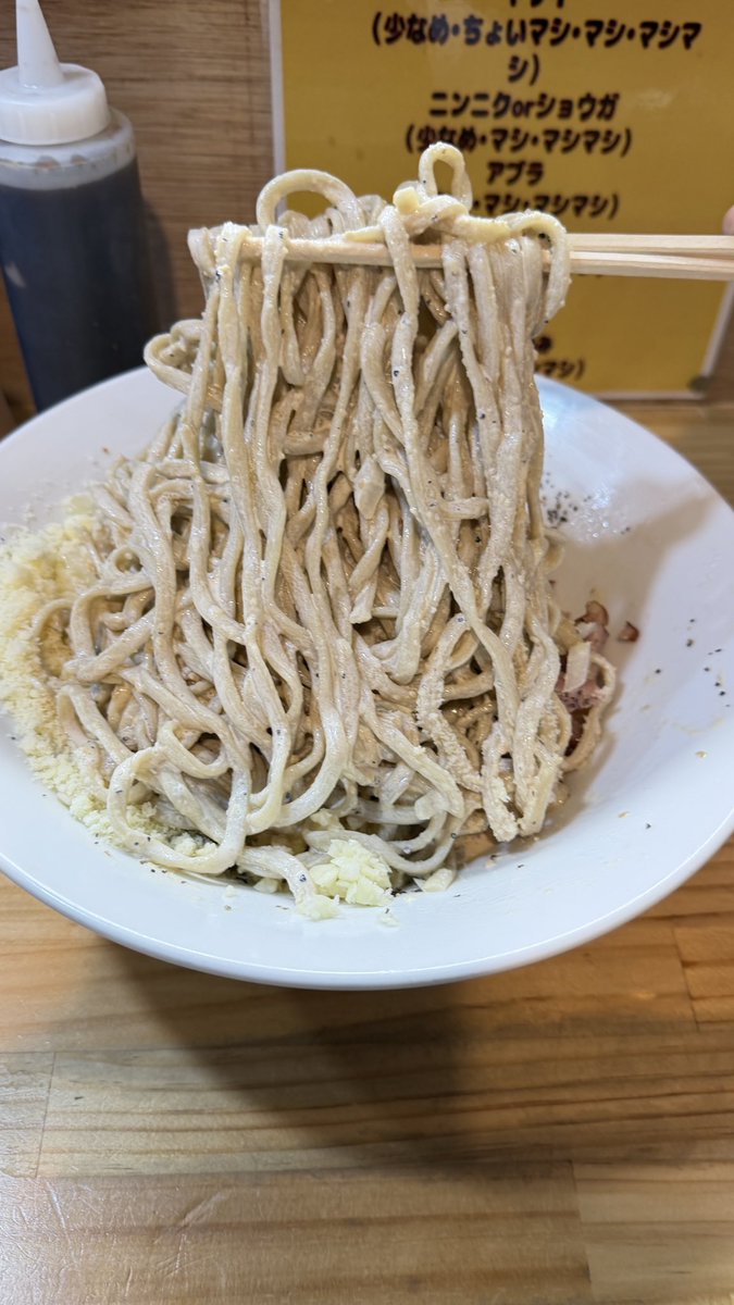 HIROYUKI_HONTEN's tweet photo. 【 ラーメン鷹の目🦅西巣鴨店 】

🚨 「炊きたてですよ！」素晴らしいタイミング！🚨

9月限定メニュー

『🍜冷やしカルボナーラ🦅』1500円

🈶 麺マシ100円400g/豚マシ300円
🆓 ニンニク/アブラ/辛揚げ/粉チーズマシマシ
🈂️ フォロワーサービス ▶︎ メンマ

おいしい限定メニューは西巣鴨店にあります！

粉チーズと卵黄のおいしさに加えて刻みたまねぎの絶妙な辛さと甘味が加わったところに卓上胡椒をたくさん追加投入！

胡椒の香りがアップ⤴️することでおいしさ倍増！
入れすぎ注意ですが追加はかなりオススメします！

ベーコンの塩味や香ばしさも乗せて箸が止まりません！そして食べ終わろうかと思ったその時！

「追い飯炊きたてですよ！」

店長よりいただいたその言葉！お腹いっぱいでしたがいっちゃいます！🍜🦅
@TakanomeNSSGM 
#ラーメン鷹の目西巣鴨店
#9月限定メニュー
#冷やしカルボナーラ
#池袋駅最寄の鷹の目
#バスで西新井駅行き堀割下車
#豊島区のおいしいラーメン店
#ラーメン
#まぜそば
#つけ麺