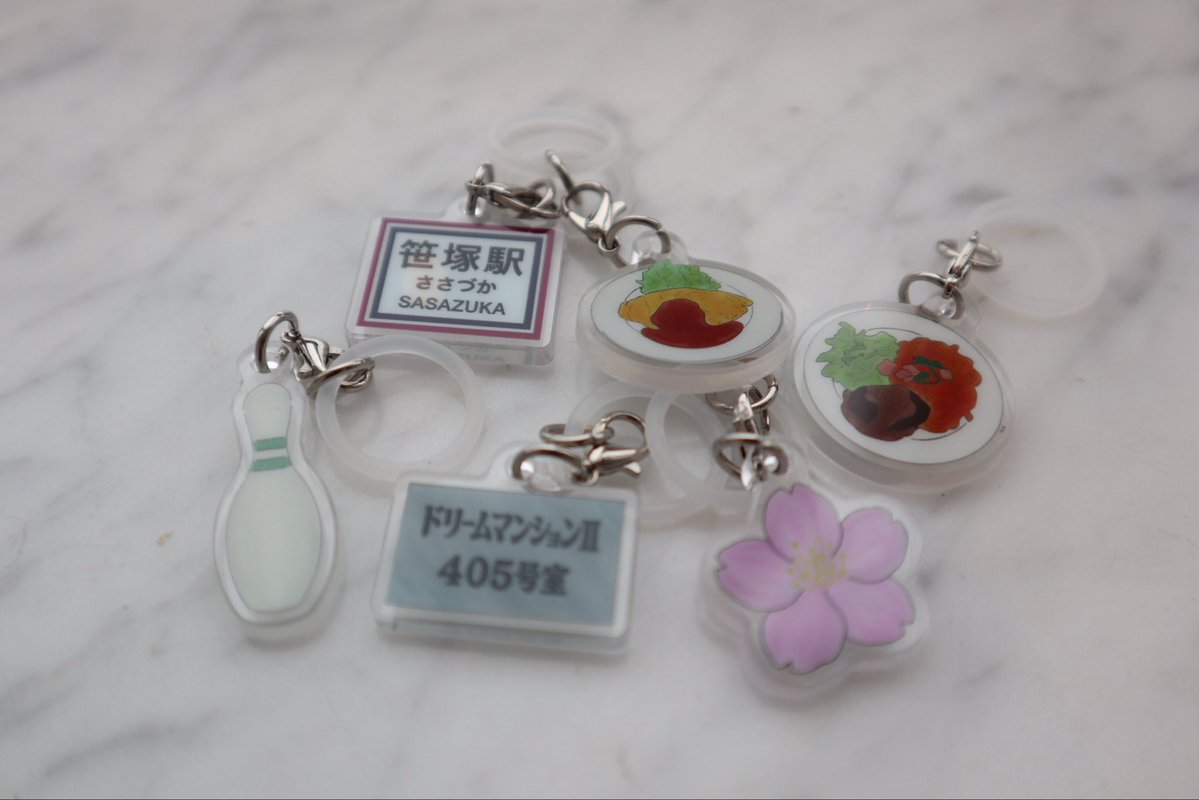 harukimi_2026's tweet photo. #はるきみ
｡: 𝙂𝙤𝙤𝙙𝙨𓂃 🌸𓈒 ⟡.

①”笹塚の思い出”めじるしチャーム
¥500(税込)1個　※ランダムです

②はるきクリアファイル
キービジュアル•ポスタービジュアル(2種類)
¥800(税込)

③はるきみステッカーセット(5枚入り)
¥1000(税込) 

④ はるきみトートバック
ピンク•パープル•ブルー 3色　
¥3900(税込)

A4サイズでPCも入ります🙌

#はるきみ 朗読劇限定のオリジナルグッズは
会場にて販売予定です𓂃 🌸𓈒 ⟡.