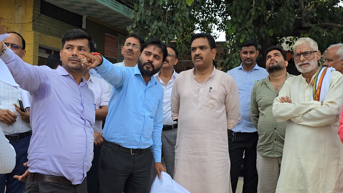 asim_arun's tweet photo. मकरंद नगर में तैयार होगा सामुदायिक भवन

आज मकरंद नगर, कन्नौज में निर्माणाधीन उच्च जलाशय एवं सामुदायिक भवन के जीर्णोद्धार एवं सौंदर्यीकरण कार्य का निरीक्ष�� किया।  

योजना की ड्राइंग बनाने, परिसर में बाउंड्री वॉल का निर्माण कराने, पर्याप्त प्रकाश व्यवस्था करने, आगे मुख्य द्वार ब���ाने, और पीछे छोटा गेट बनाने के लिए संबंधित अधिकारियों को निर्देश दिए।