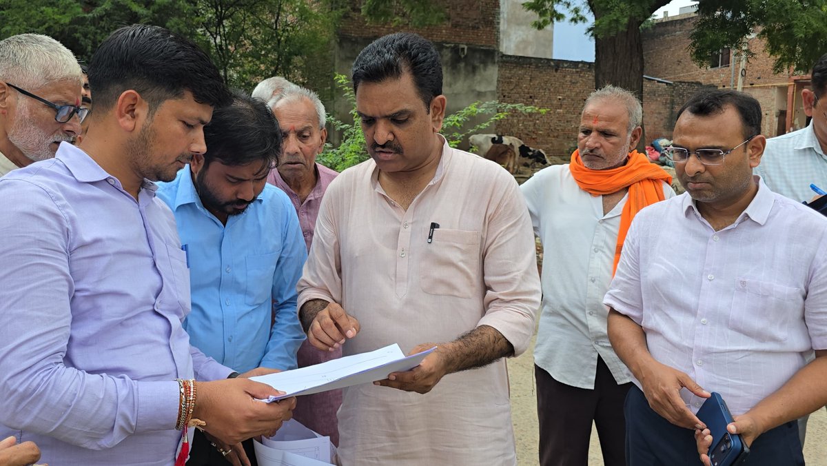 asim_arun's tweet photo. मकरंद नगर में तैयार होगा सामुदायिक भवन

आज मकरंद नगर, कन्नौज में निर्माणाधीन उच्च जलाशय एवं सामुदायिक भवन के जीर्णोद्धार एवं सौंदर्यीकरण कार्य का निरीक्ष�� किया।  

योजना की ड्राइंग बनाने, परिसर में बाउंड्री वॉल का निर्माण कराने, पर्याप्त प्रकाश व्यवस्था करने, आगे मुख्य द्वार ब���ाने, और पीछे छोटा गेट बनाने के लिए संबंधित अधिकारियों को निर्देश दिए।
