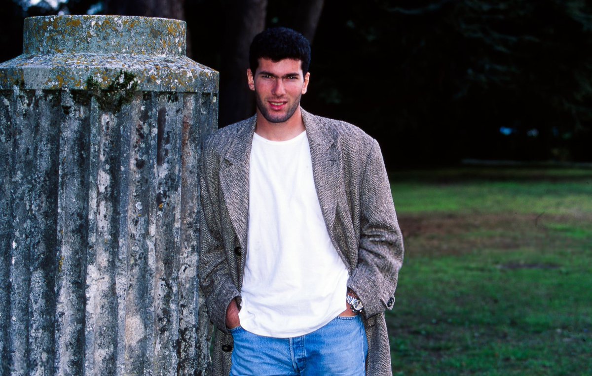 lnstantFoot's tweet photo. Zinédine Zidane à Clairefontaine en 1994. 😁🔙🇫🇷 https://t.co/axOd8U89qq