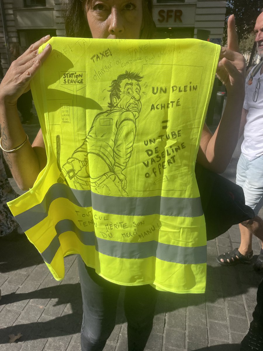 andorra5's tweet photo. Marseille 
Sur place avec @oiseaux_papa 
On démarre à 10h30, une cinquantaine de personnes.
Au cours du cortège d’autres se joignent à nous.
Jugez de la foule par vous-même.😂
Manif déclarée, bien guidée par les flics, du vieux port à la préfecture sur un parcours bidon.
Arrivé à 100m de la préfecture, plus personne.
On se retrouve à 30.
Il paraîtrait que les organisateurs ont mis cette manif à 10h en refusant que les jeunes se mêlent au cortège par peur de débordements.
Alors moi, ne comptez plus sur moi.
Marcher pacifiquement en gueulant des slogans à la con, non merci.
Je ne bougerai que si il y a un soulèvement populaire pour virer tout les enculés au pouvoir.
Si c’est pacifique, je vais à la piscine.
Au fait les marseillais, vous avez tous des grandes gueules mais quand il s’agit de bouger vous êtes des fiottes.😡😡😡
Bref, les enculés ont encore de beaux jours devant eux.