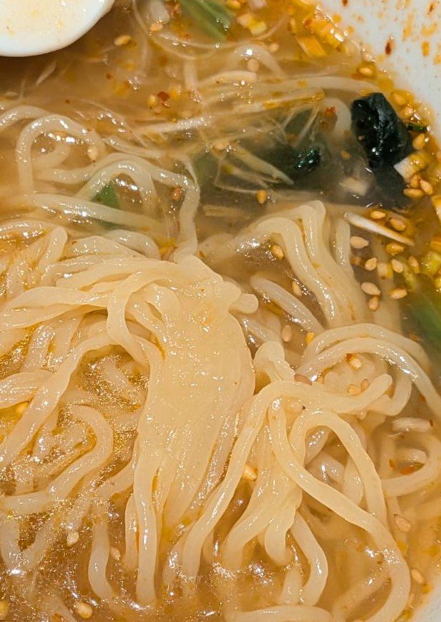 tmkngm's tweet photo. 二人で食べてどちらもダマ数個ありのラーメン…悲しい😭
#池袋のラーメン屋 https://t.co/hw2dTONuMG