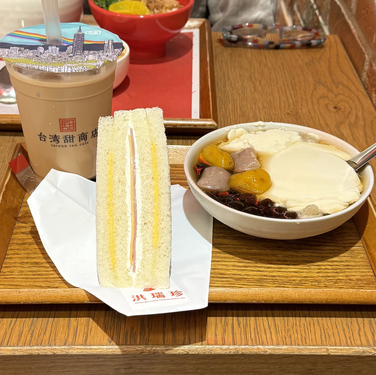 gang_m's tweet photo. 合作社なきあと新宿で豆花が食べられないと嘆いていたけど、台湾甜商店の存在を思い出して久しぶりに行ってみた。ラッキーなことに洪瑞珍の三明治とフルサイズの豆花と珍珠奶茶のセットがあった。豆花に芋圓をプラス。両方に入ってるとちょっと珍珠過多だけど。洪瑞珍食べられるのはほんとすばらしい。 https://t.co/7dkJOoaUqg
