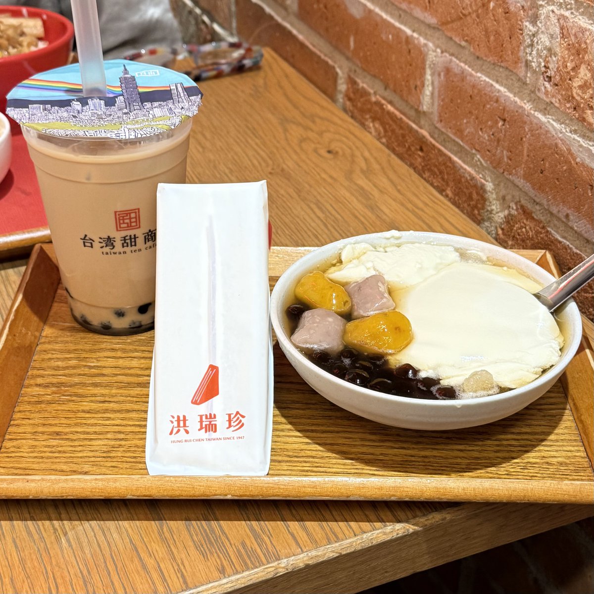 gang_m's tweet photo. 合作社なきあと新宿で豆花が食べられないと嘆いていたけど、台湾甜商店の存在を思い出して久しぶりに行ってみた。ラッキーなことに洪瑞珍の三明治とフルサイズの豆花と珍珠奶茶のセットがあった。豆花に芋圓をプラス。両方に入ってるとちょっと珍珠過多だけど。洪瑞珍食べられるのはほんとすばらしい。 https://t.co/7dkJOoaUqg