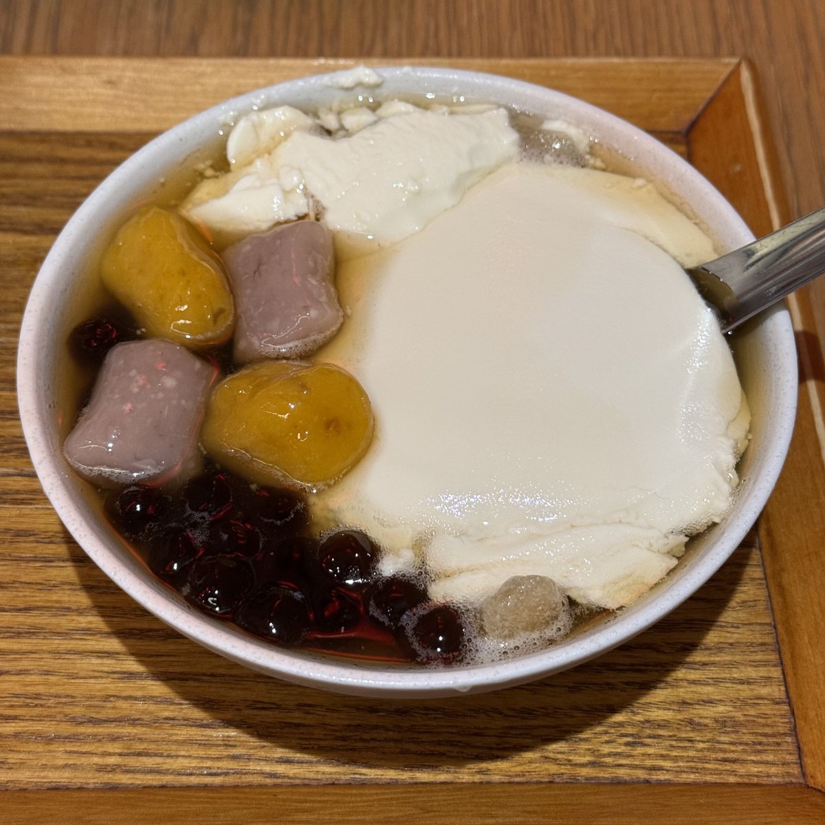 gang_m's tweet photo. 合作社なきあと新宿で豆花が食べられないと嘆いていたけど、台湾甜商店の存在を思い出して久しぶりに行ってみた。ラッキーなことに洪瑞珍の三明治とフルサイズの豆花と珍珠奶茶のセットがあった。豆花に芋圓をプラス。両方に入ってるとちょっと珍珠過多だけど。洪瑞珍食べられるのはほんとすばらしい。 https://t.co/7dkJOoaUqg