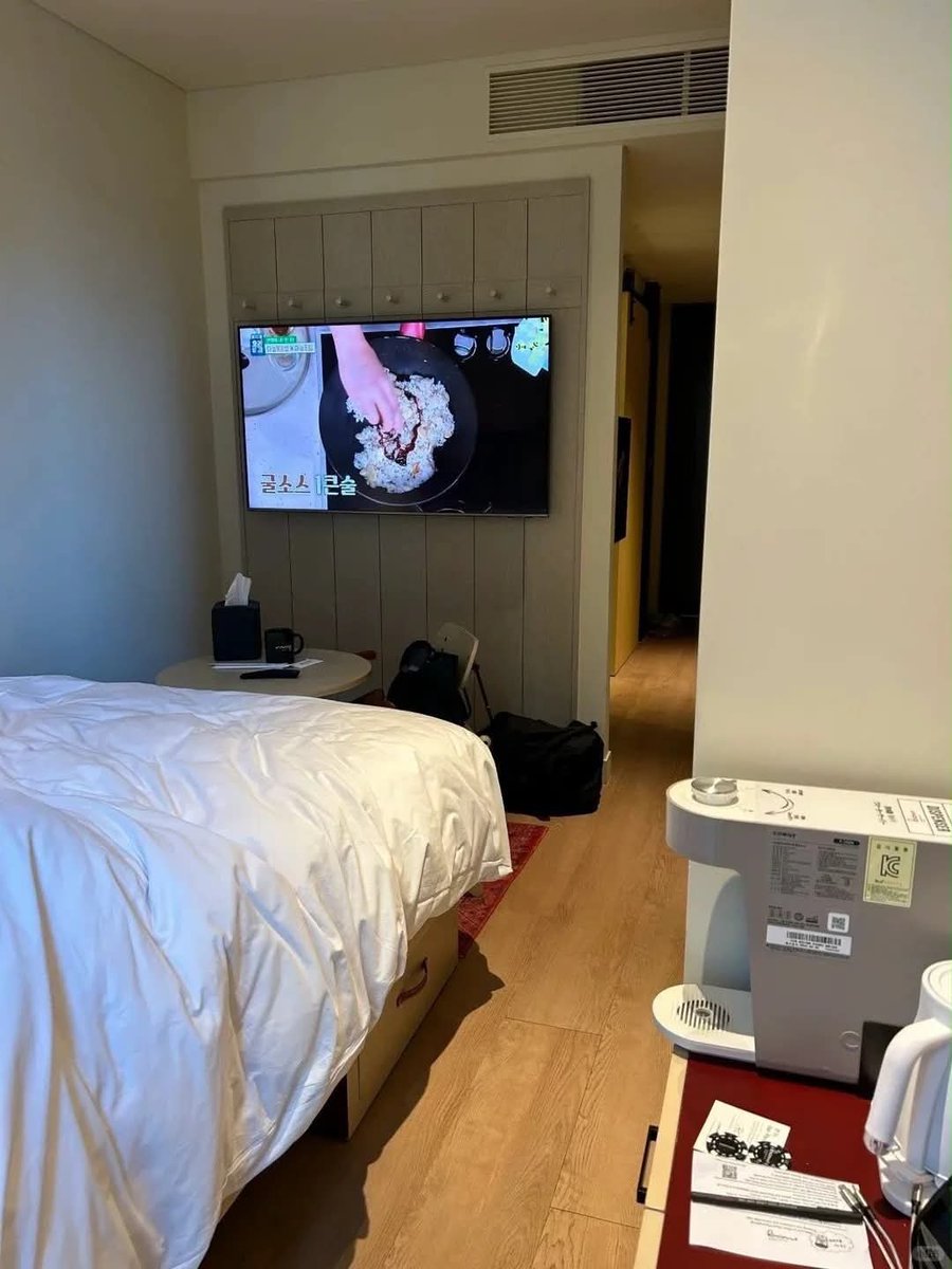 HannahMorrefc's tweet photo. He walked out of the apartment about 6-8 minutes later and when he walked past us to get back to his car, he lifted his shirt up and showed that he has a gun. https://t.co/CDAf3ar7xf