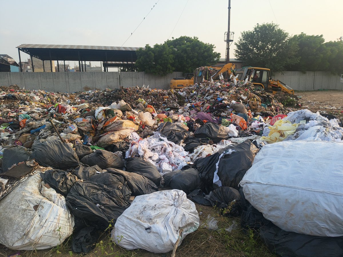 Bhawani4Gurgaon's tweet photo. Hon'ble Arti ji, protect health of Sec23A residents suffering #AirPollution frm dusty roads, garbage litter, uncovered waste vehicles, traffic jams, #NoisePollution. Pls intervene urgent.
@ArtiSinghRao @VipulGoelBJP @cmohry @CPCB_OFFICIAL @HspcbS @Rao_InderjitS @MunCorpGurugram https://t.co/43g61wX4c2