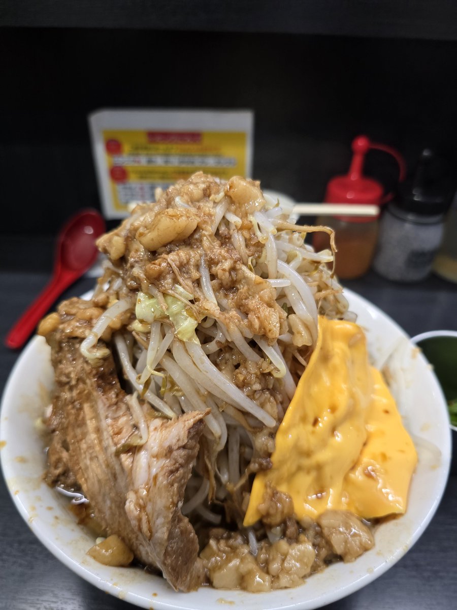 TjUS3amNMVRPNhP's tweet photo. 今を楽しめ広瀬町
ラーメン300全マシマシチーズ辛ニラ
今を楽しめ総大将ゆうやさん降臨
スープがマジ旨すぎる😋
醤油のキレ豚の旨味、更に甘みがあって飛ぶぞ🤩
辛ニラ最高だし、アブラも夢豚もマジで旨い‼️
ゆめかた思い出した😊
最高の1杯でした😋
ご馳走さま😋
#今を楽しめ広瀬町
#夢を語れ広島 https://t.co/Saw1MfR5zp