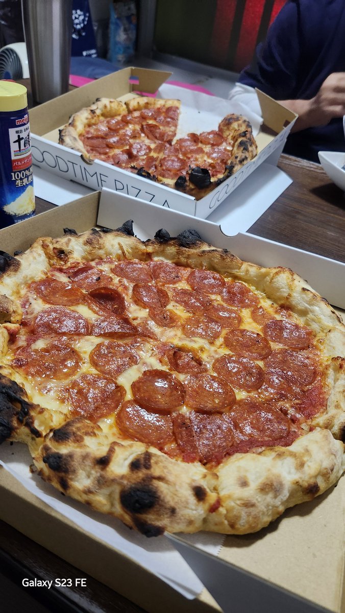 FUMI_8831's tweet photo. pizza🍕とパスタ🍝で夕飯🥰

一人で1枚ペロリと食べてしまった😋
父母も大絶賛でした🫶

 #明日はしっかり運動します
 #美味しすぎるピザ
 #自分ご褒美
 #Goodtime

@okinawabanzai11 https://t.co/S29gp1r42o