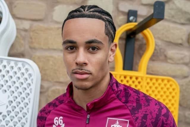 leedsutdacademy's tweet photo. ✍️ #LUFC have completed the signing of defender Roman Egan-Riley following his departure from Burnley

The 19-year-old has joined until January 2027 and will initially link up with the Under-21s

𝐖𝐞𝐥𝐜𝐨𝐦𝐞, 𝐑𝐨𝐦𝐚𝐧! 🤝 https://t.co/bHgn1JcATQ