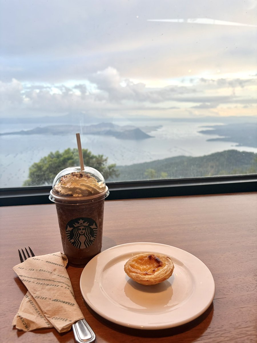 meg314meg's tweet photo. フィリピンで火山が見える景色のとこのスタバ行ってきた😚🇵🇭☕️♪
タガイタイ綺麗なとこでした⛰️✨ https://t.co/QafGgmsxcN