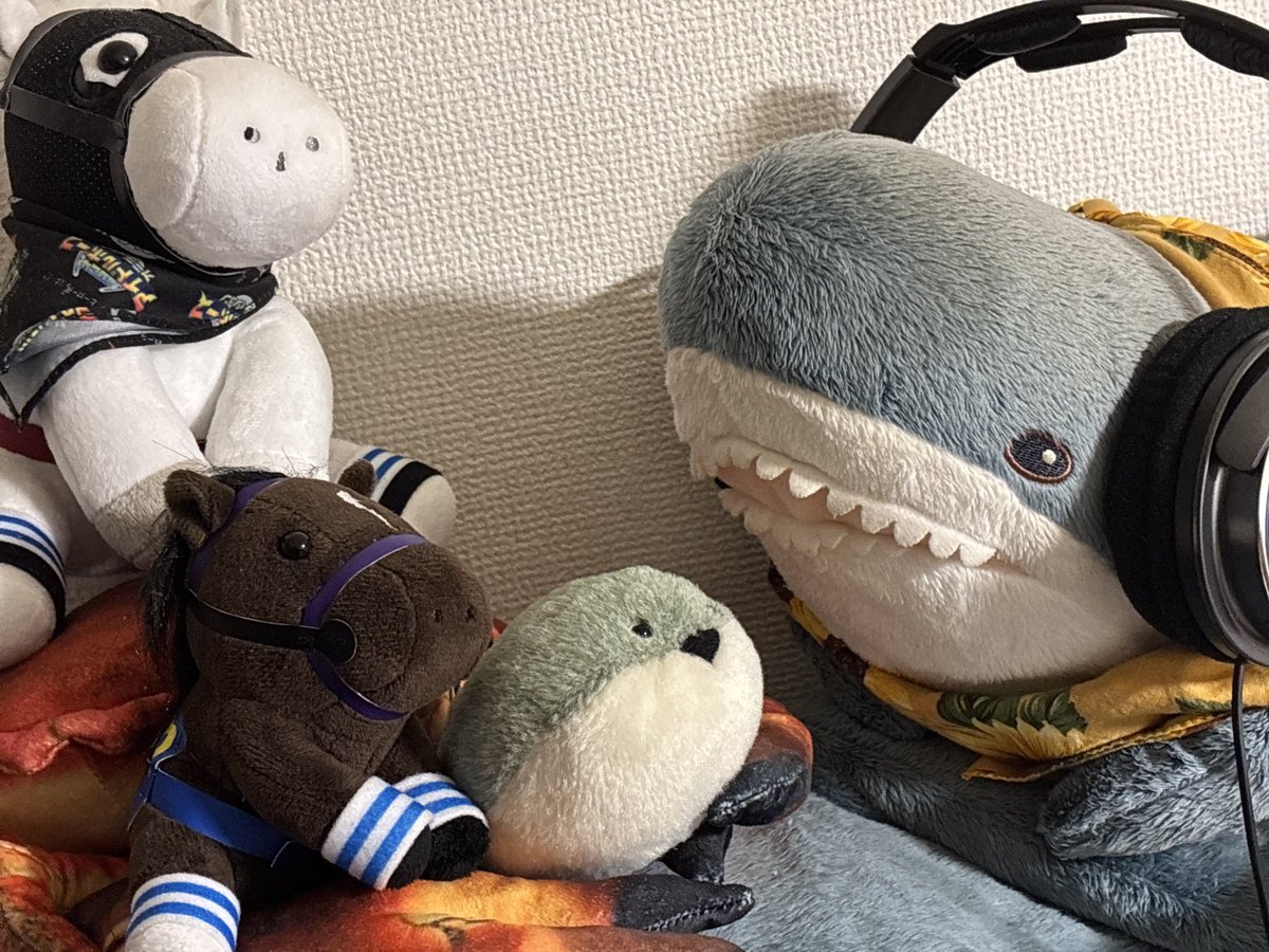 mekkiaji's tweet photo. ヘッドホンかけて縦ノリIKEAの子サメちゃん https://t.co/O4KEGEmzBK
