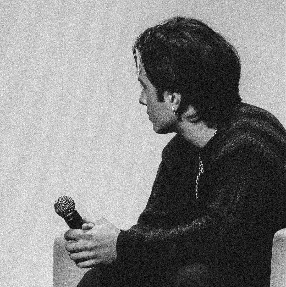 iiyxmizyx's tweet photo. the photographer was taking the job VERY serious i love it https://t.co/rIcRVBBdB1