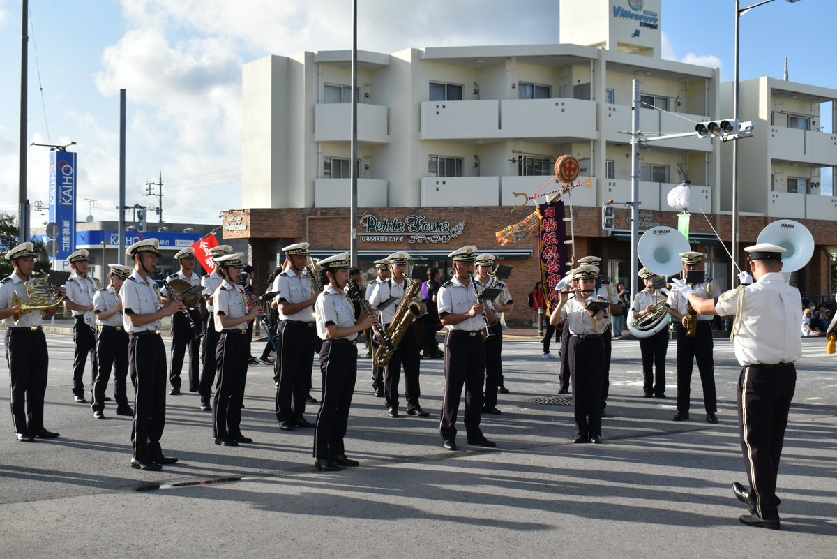 jgsdf_15b_pr's tweet photo. #第１５音楽隊 は、#第２１回うるま市エイサーまつり の開幕パレードに参加しました。#うるま市 の皆様とともに、軽快かつ迫力ある演奏でパレードを盛り上げ、華やかな幕開けを彩りました。また、市長からは激励のお言葉をいただき、心より感謝申し上げます。うるま市の皆様、温かいご声援、ありがとうございました！#第１５旅団 #沖縄県 #防衛省 #自衛隊