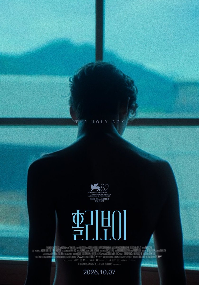 uahan2's tweet photo. 제30회 부산국제영화제 상영작 <홀리보이> 국내 공식 포스터

과거의 상처에 시달리는 교사가 ‘이탈리아에서 가장 행복한 마을’로 불리는 외딴 마을로 전근을 오게 된다. 하지만 곧, 마을의 밝은 미소 뒤에 감춰진 섬뜩한 비밀을 알게 되는데...

10월 7일 개봉 https://t.co/JUdRCkCZeb