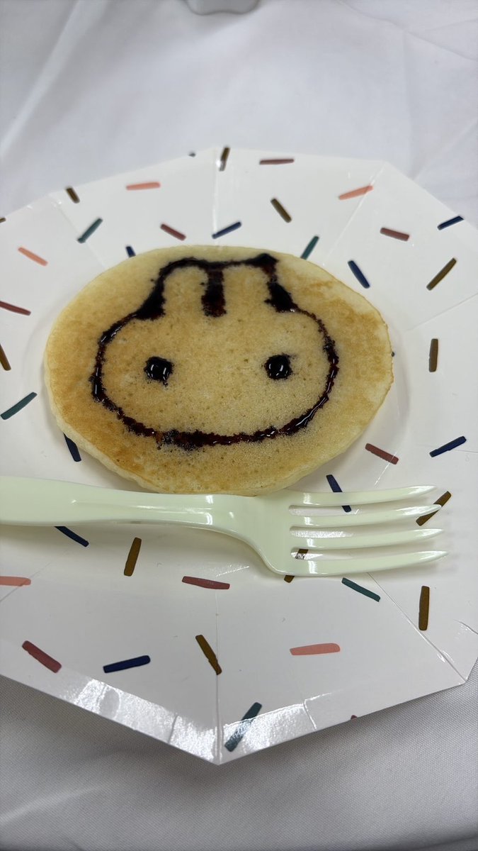 _Laughing_cat's tweet photo. ニチデの文化祭あそびいきました。独身成人男性ゴブリン金なし墨あり借金ありですが若いクリエイターの方のパワーを吸い取ってきました。楽しかったです！強いて言う��らメイドさんに萌え萌えきゅんされたかったなみたいな感じではある(ゴブリン並の感想) https://t.co/i2R32uU7hB